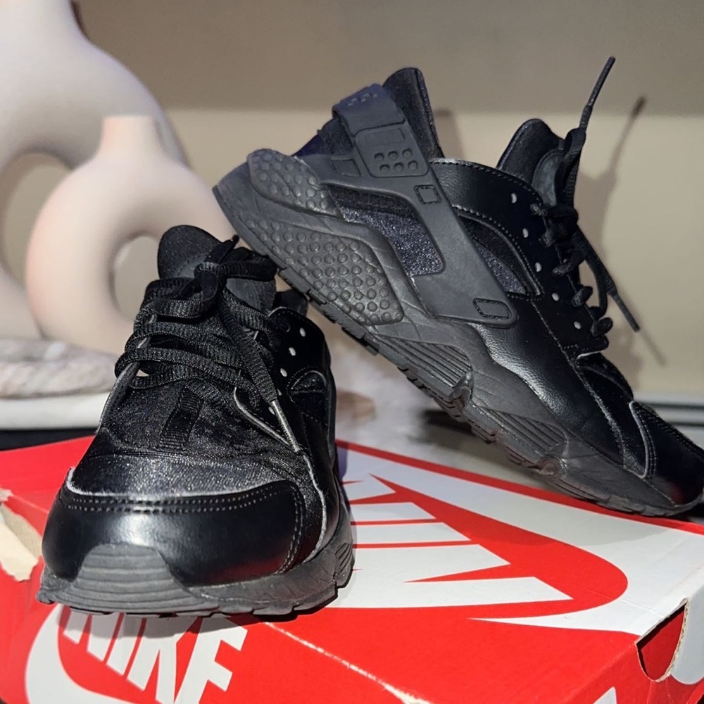 NIKE HUARACHE TRIPLE BLACK 🖤 WMNS SIZE 5 🖤 RARE SNEAKER, BEAUTIFUL CONDITION🖤